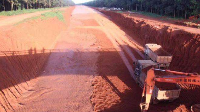 Tại nút một số đoạn, nhà thầu vẫn đang tất bật thi công đắp nền đường. Sau khi vừa được địa phương cấp phép khai thác mỏ, nhà thầu đã huy động máy móc, nhân lực để thi công ngày đêm. Ban ngày vận chuyển đất về công trường, ban đêm tổ chức lu lèn.