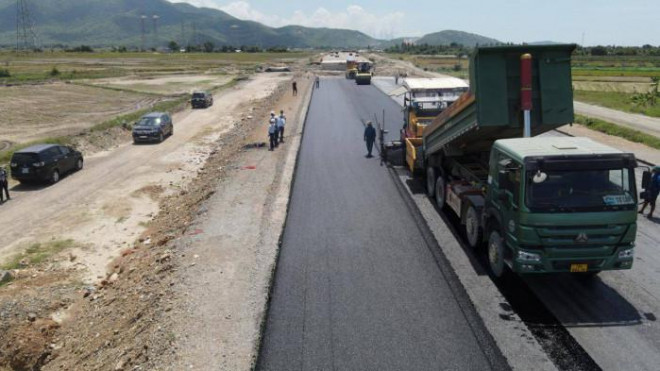 Quá trình thảm bê tông nhựa được kiểm soát chặt chẽ để đảm bảo chất lượng công trình. Thời tiết nắng tốt cũng là điều kiện để quá trình thảm bê tông nhựa diễn ra thuận lợi và đảm bảo chất lượng.