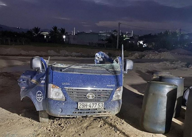 Xe tải bị đập cắt rời phần đầu. Ảnh: PĐ