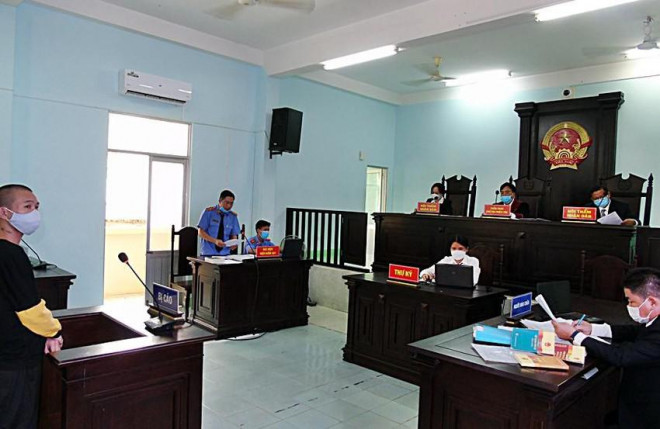 Bị cáo Đinh Văn Hoàng tại phiên tòa. Ảnh: PĐ