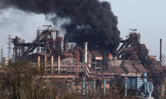 Phần cấu trúc nổi của nhà máy thép Azovstal. Ảnh: Reuters