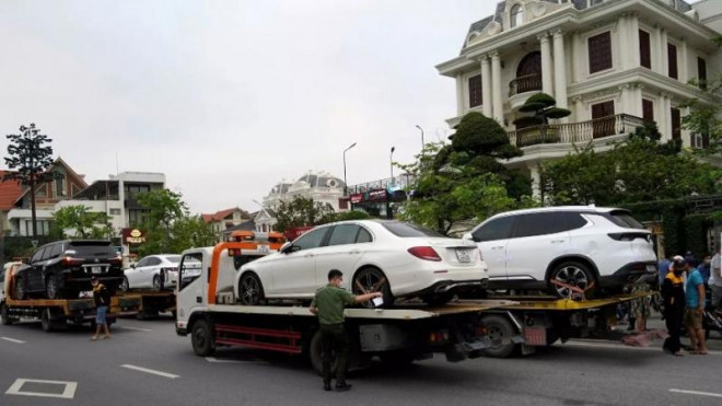 Cơ quan Công an tạm giữ dàn xe sang gồm 4 chiếc tại nhà cựu Chủ tịch UBND TP Hạ Long&nbsp;