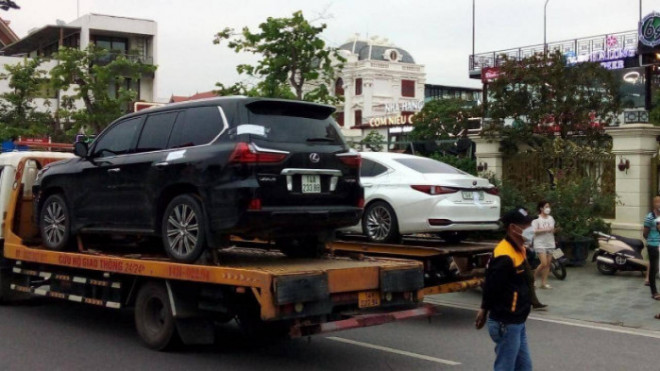 Bộ đôi xe sang Lexus dán niêm phong, nằm trên xe chuyên dụng