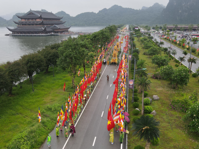 Tin tức trong ngày - Hàng vạn người đội mưa mừng lễ Phật Đản 2022