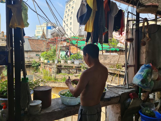 Cảnh sống chật chột trong biệt thự cũ số 13 Phan Huy Chú. Ảnh: Trần Hoàng