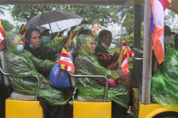 Rất đông phật tử, du khách không ngại mưa gió, đường sá xa xôi đã tới Tam Chúc dự lễ Phật Đản 2022.