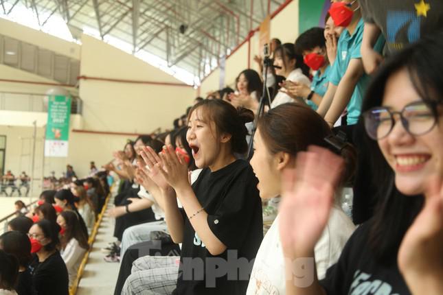 Dàn nữ sinh 'khuấy đảo' nhà thi đấu SEA Games 31 bùng nổ, sôi động - 11