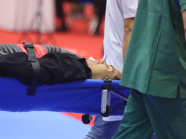 Thể thao - "Cười ra nước mắt" SEA Games: Bị đánh tới mức nằm cáng vẫn giành HCV