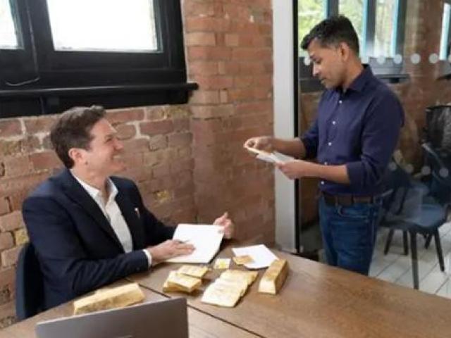 Bạn trẻ - Cuộc sống - Lo tiền mất giá khiến nhân viên khó khăn, một công ty ở Anh bắt đầu trả lương bằng vàng