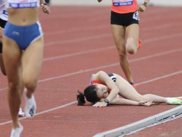 Thể thao - Nghẹn ngào hot-girl điền kinh Việt Nam bị ngã đau đớn trước khi về đích