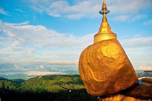 Strangely, the giant gold-plated stone in Myanmar lies on the cliff for centuries without falling - 2