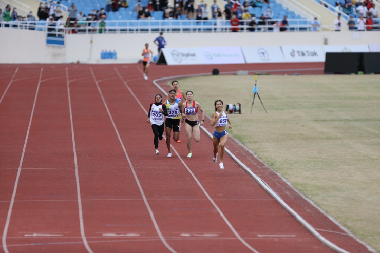 Đinh Thị Bích (839), nhà đương kim vô địch chạy 800m nữ SEA Games 30 không thể bảo vệ tấm HCV