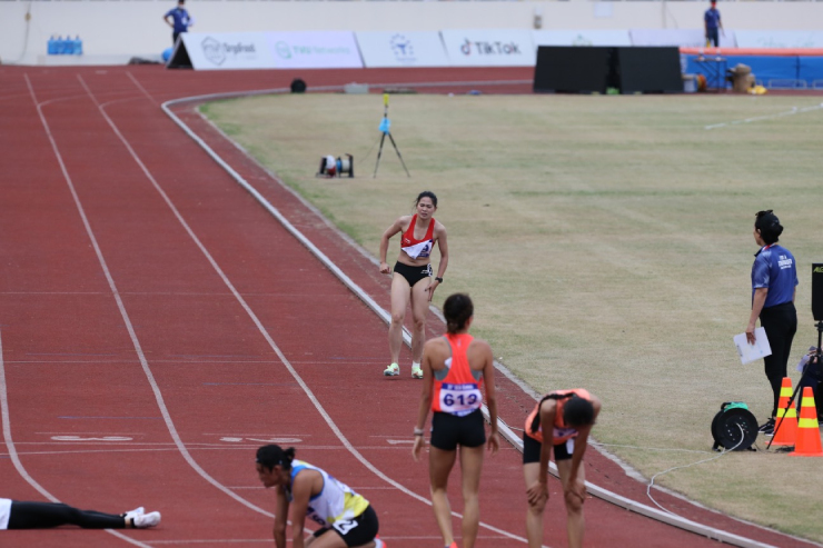 Cô dùng hết sức để đứng dậy đi về đích, nỗ lực của Đinh Bích nhận được tràng pháo tay từ người hâm mộ 