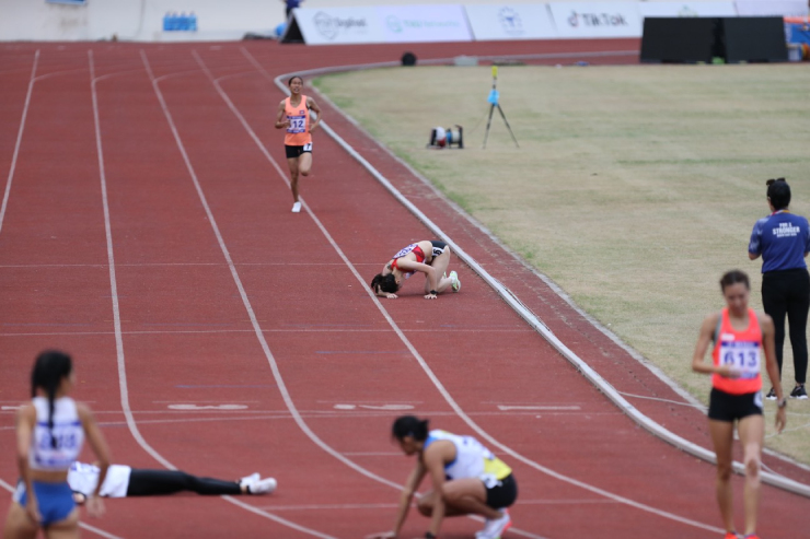 Không muốn bỏ dở phần thi, Đinh Bích quyết tự đứng dậy 