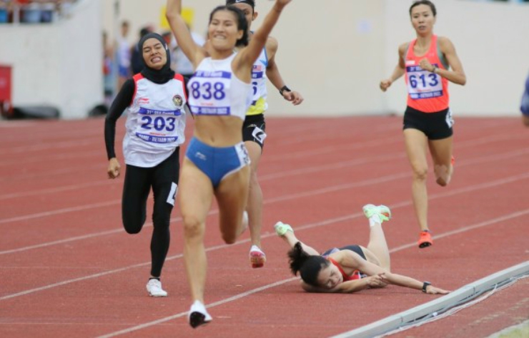 Nghẹn ngào hot-girl điền kinh Việt Nam bị ngã đau đớn trước khi về đích - 9