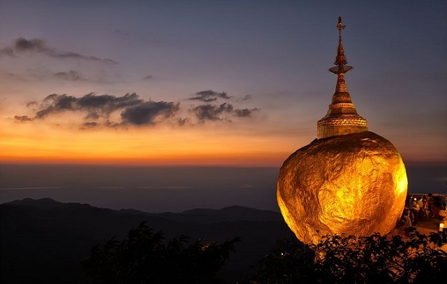 Strangely, the giant gilded stone in Myanmar lies on the cliff for centuries without falling - 4