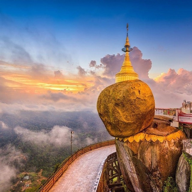 Strangely, the giant gold-plated stone in Myanmar lies on the cliff for centuries without falling - 5