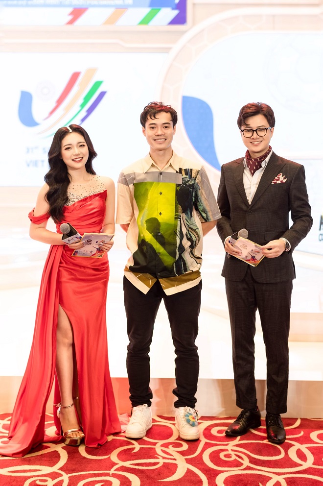 MC xinh đẹp diện váy xẻ cao, rạng rỡ bên cầu thủ Văn Toàn gây chú ý tại SEA Games 31 - 4