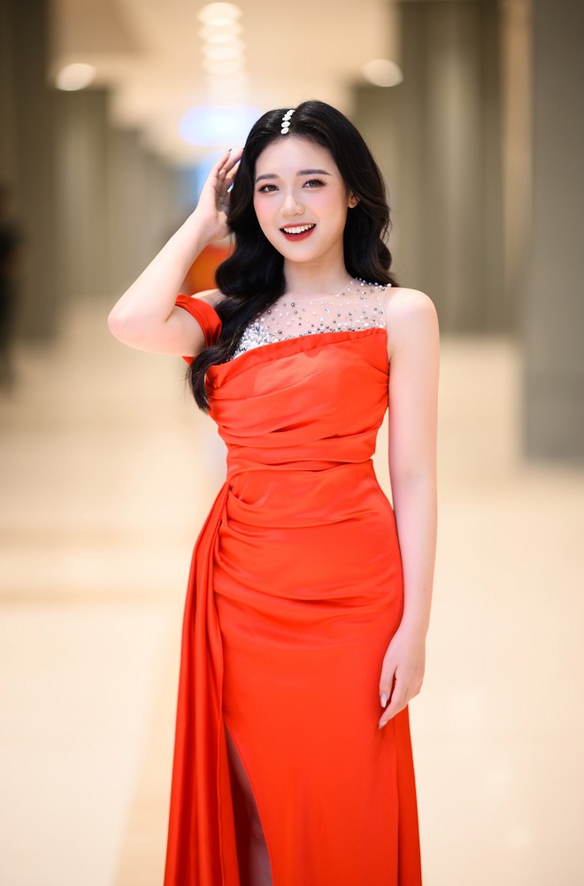 MC xinh đẹp diện váy xẻ cao, rạng rỡ bên cầu thủ Văn Toàn gây chú ý tại SEA Games 31 - 1