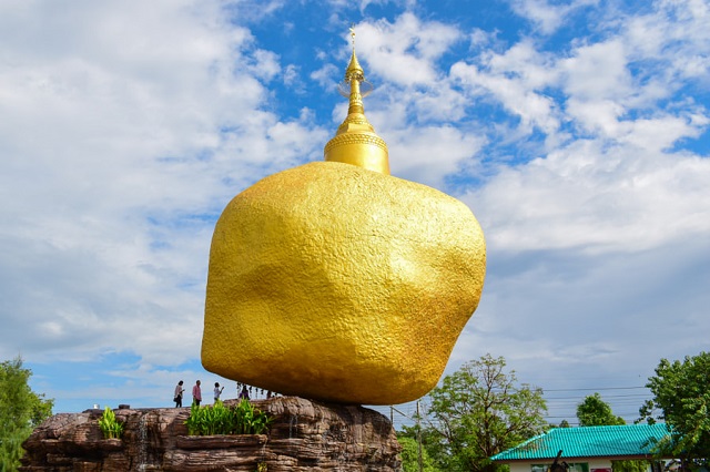Strangely, the giant gold inlaid stone in Myanmar lies on the cliff for centuries without falling - 1