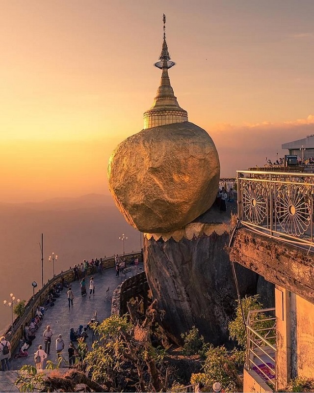 Strangely, the giant gold-plated stone in Myanmar lies on the cliff for centuries without falling - 3