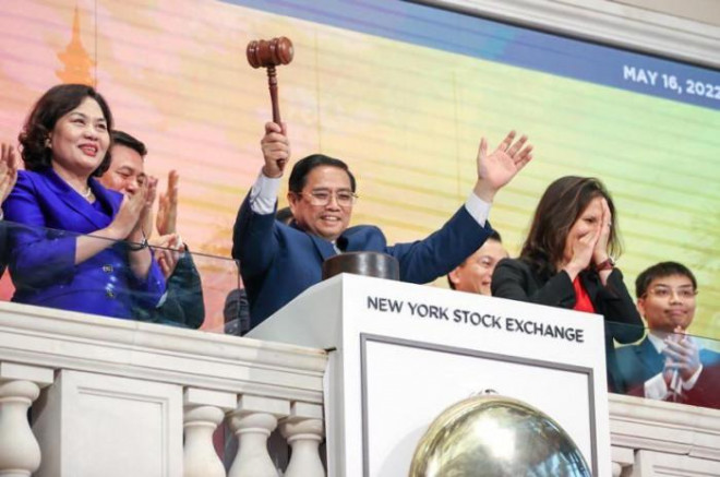 Thủ tướng Chính phủ Phạm Minh Chính gõ búa kết thúc phiên giao dịch tại Sàn giao dịch chứng khoán New York (NYSE) ngày 16/5 theo giờ địa phương - Ảnh- VGP/Nhật Bắc