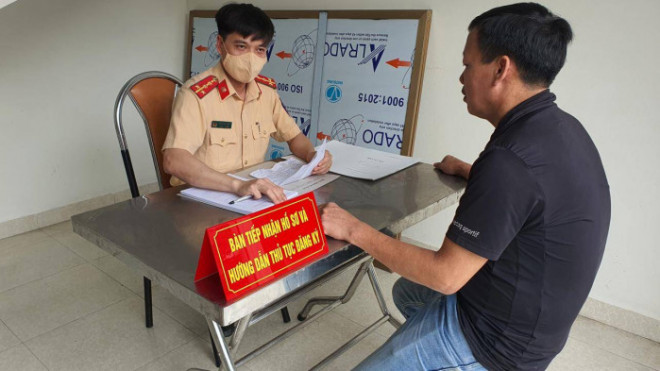Bàn tiếp nhận hồ sơ đăng kí xe ô tô tại Công an huyện Hoài Đức, Hà Nội