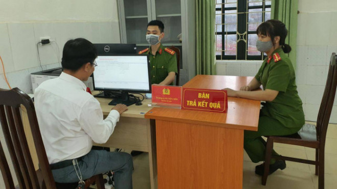 Người dân xã An Thượng (huyện Hoài Đức, Hà Nội) đến hỏi thủ tục đăng kí xe máy tại trụ sở công an xã