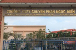 Tin tức trong ngày - Kỷ luật cảnh cáo phó hiệu trưởng bắt học sinh ăn thức ăn lấy ra từ thùng rác