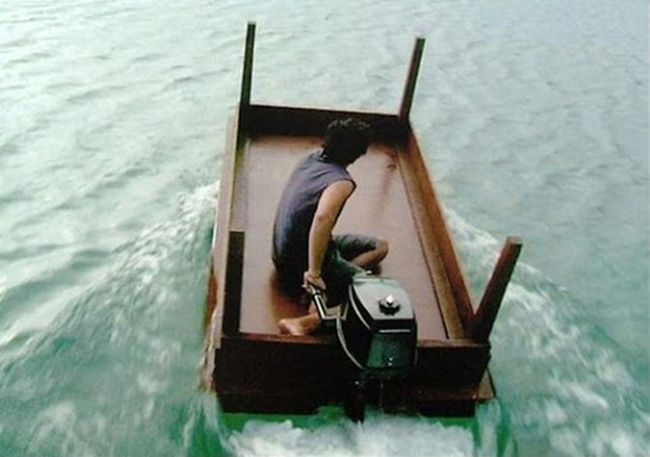 Khi muốn ngắm cảnh trên sông mà nhà không có thuyền.
