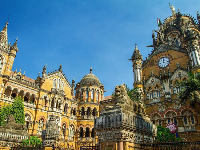 Nhà ga lịch sử của Mumbai, Chhatrapati Shivaji Terminus, là sự pha trộn giữa kiến trúc Gothic thời Victoria và kiến trúc Ấn Độ.&nbsp;
