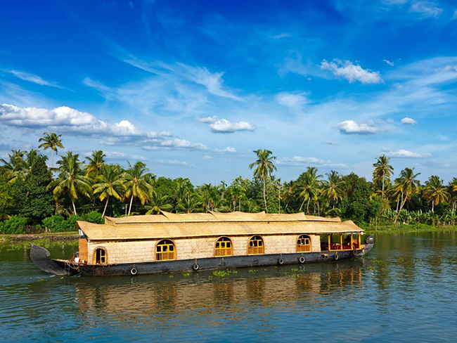 Khám phá vùng nước tuyệt đẹp của Kerala ở miền nam Ấn Độ sẽ hoàn hảo nhất trên một chiếc thuyền tiện nghi.
