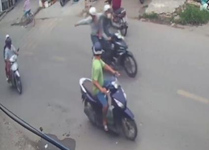 Hai thanh niên xịt hơi cay vào nạn nhân trước khi tháo chạy