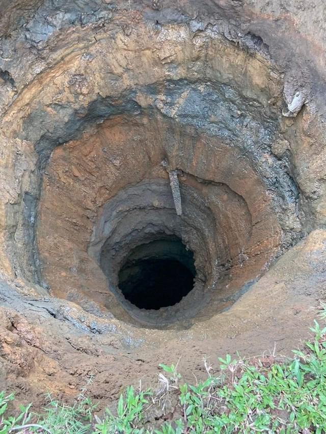 After a loud noise, panicky people discovered a deep sinkhole - 1