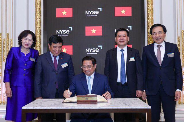 Thủ tướng ghi sổ lưu bút danh dự tại NYSE - Ảnh - VGP/Nhật Bắc