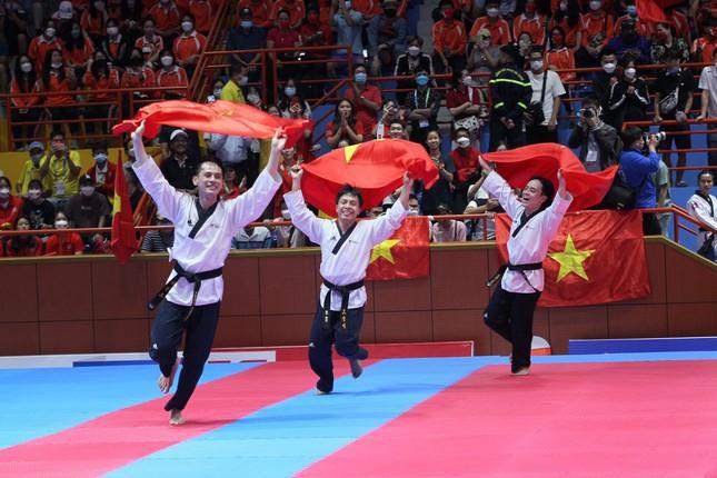 VĐV Taekwondo Việt Nam xếp hàng tri ân HLV sau khi giành 4 HCV - 1