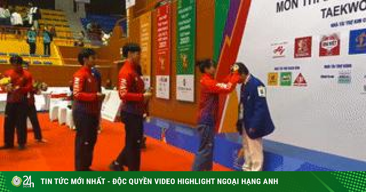 VĐV Taekwondo Việt Nam xếp hàng tri ân HLV sau khi giành 4 HCV