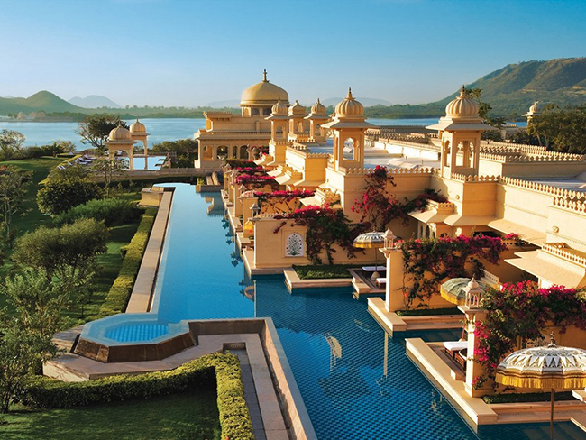 Khách sạn Oberoi Udaivilas ở Udaipur thường xuyên được các ấn phẩm du lịch hàng đầu vinh danh là khách sạn tốt nhất thế giới. Du khách đến đây được đón tiếp trong các phòng nghỉ sang trọng được thiết kế giống cung điện truyền thống của Ấn Độ.
