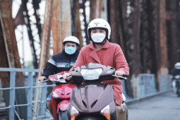 Tin tức trong ngày - Người Hà Nội mặc áo ấm ra đường trong cái lạnh đầu hè