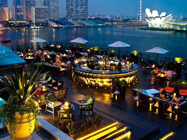 Nhắc đến sky bar ở Singapore thì Cé La Vi là một trong những sky bar được yêu thích nhất. Cé La Vi nằm trên tầng 57, có tầm nhìn tuyệt đẹp ra vịnh Marina từ độ cao hơn 200m so với mực nước biển. 
