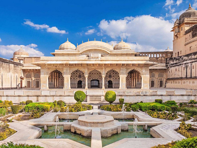 Sheesh Mahal (Cung điện của những tấm gương) là phần nổi tiếng nhất ở Pháo đài Amber của Jaipur. Những bức tranh và bông hoa được chạm khắc từ kính bao phủ các bức tường và trần nhà gây ấn tượng mạnh cho du khách.&nbsp;
