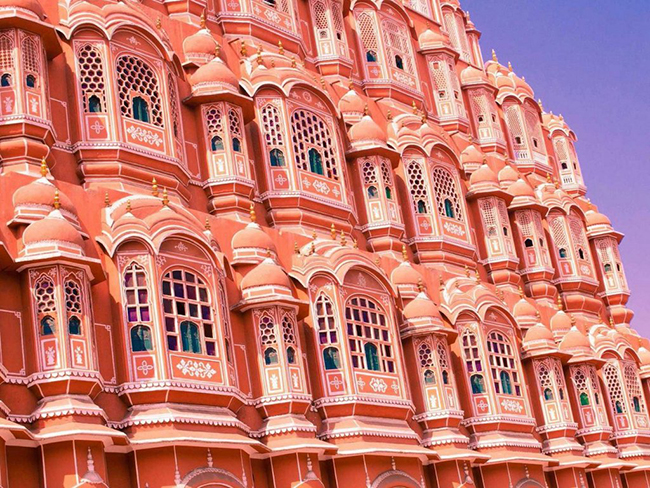 Thiết kế phức tạp của Hawa Mahal 5 tầng, hay Cung điện Những ngọn gió ở Jaipur nhằm mục đích cho phép phụ nữ hoàng gia xem các lễ hội đường phố từ trong cung điện, vì họ không được phép xuất hiện ở nơi công cộng.

