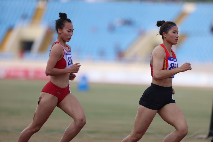 Linh Na (phải) thừa nhận không giỏi môn nào nhưng cô đều toàn diện