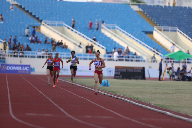 Linh Na ôm mẹ khóc nức nở khi giành HCV môn "khó nhất" SEA Games 31 - 2
