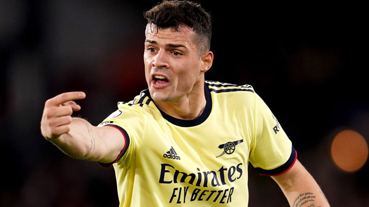 Granit Xhaka điên tiết chỉ trích đội nhà