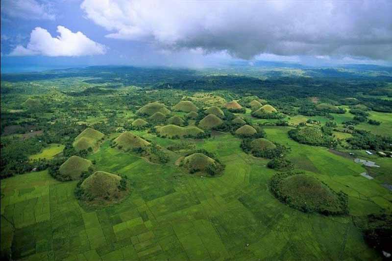 The little-known legend about the giant on the famous chocolate hill - 3