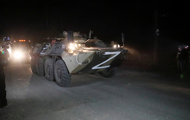 Xe quân sự Nga đưa binh sĩ Ukraine rời nhà máy thép Azovstal vào tối ngày 16.5.