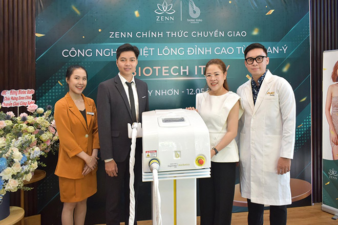Đại diện các bên trong buổi lễ chuyển giao (Từ trái sang): Ông Đỗ Duy Khánh - Đại diện hãng Biotec Italia Aesthetic Việt Nam, Bà Nguyệt Nguyễn - CEO Zenn Clinic, Bác Sĩ Nguyễn Hoàng Nam - Bác sĩ chuyên khoa da liễu thẩm mỹ. Ảnh: Zenn Clinic.