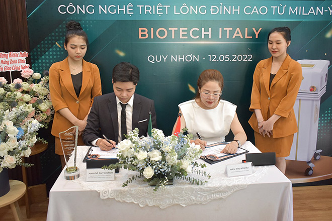 Zenn Clinic chính thức kí kết chuyển giao siêu phẩm công nghệ triệt lông "Biotech Italy". Ảnh: Zenn Clinic