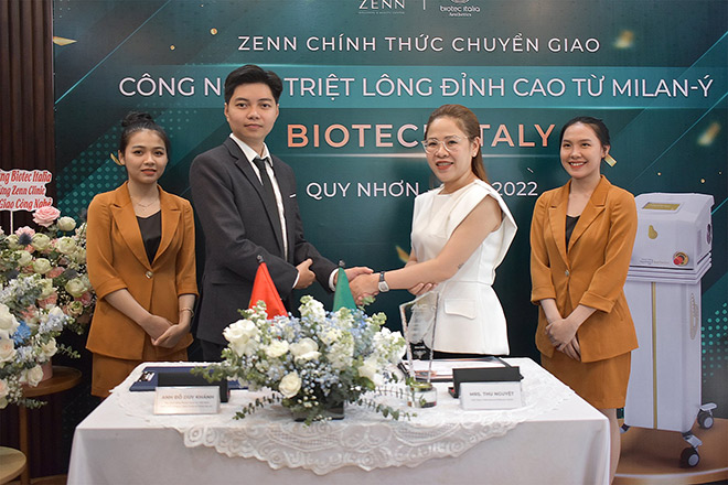 CEO Nguyệt Nguyễn bắt tay hợp tác cùng đại diện hãng Biotec Italia Aesthetics tại Việt Nam. Ảnh: Zenn Clinic